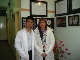 Dr. Lee junto a Fabiana Cantilo